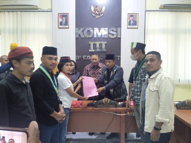 Kelompok Cipayung Kota Kupang saat menyerahkan tuntutan kepada komisi III DPRD Provinsi NTT (Foto: Dule Dubu/Savanaparadise.com)