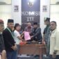 Kelompok Cipayung Kota Kupang saat menyerahkan tuntutan kepada komisi III DPRD Provinsi NTT (Foto: Dule Dubu/Savanaparadise.com)