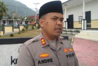 Kapolres Ende, AKBP. Andre Librian saat memberikan keterangan pers soal kelangkaan minyak tanah (Foto: Chen Rasi/ Savanaparadise.com)