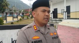Kapolres Ende, AKBP. Andre Librian saat memberikan keterangan pers soal kelangkaan minyak tanah (Foto: Chen Rasi/ Savanaparadise.com)