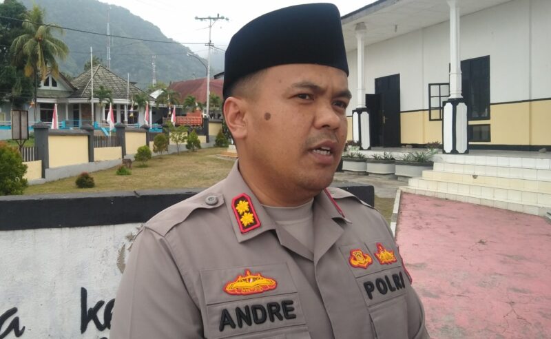 Kapolres Ende, AKBP. Andre Librian saat memberikan keterangan pers soal kelangkaan minyak tanah (Foto: Chen Rasi/ Savanaparadise.com)
