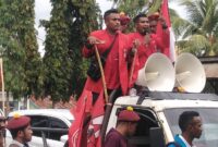 Massa aksi sedang menyampaikan tuntutan didepan kantor DPRD Kabupaten Ende (Foto: Chen Rasi/Savanaparadise.com)