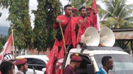 Massa aksi sedang menyampaikan tuntutan didepan kantor DPRD Kabupaten Ende (Foto: Chen Rasi/Savanaparadise.com)