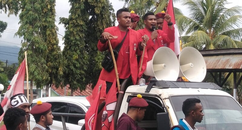 Massa aksi sedang menyampaikan tuntutan didepan kantor DPRD Kabupaten Ende (Foto: Chen Rasi/Savanaparadise.com)