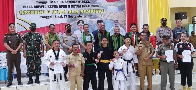 Pose bersama Disdukcapil dan pengurus dari setiap Cabor Bela diri serta peserta INKAI (Foto: Chen Rasi/Savanaparadise.com)