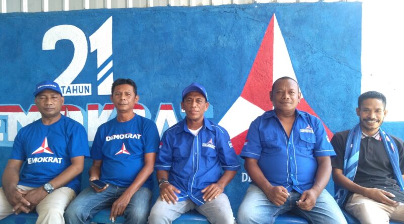 DPC Partai Demokrat Kabupaten Ende saat konferensi pers terkait pembukaan pendaftaran bakal calon legislatif di Sekretarian DPC Partai Demokrat (Foto: Chen Rasi/Savanaparadise.com)