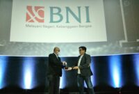 
*BNIDirect Sukses Jadi Seamless Financial Platform* -- Editor in Chief Marketeers Sigit Kurniawan dan General Manager Divisi Solusi Wholesale BNI Indra Gunawan dalam Marketeers Editor’s Choice Award 2022 di Jakarta, Rabu (12/10/2022). 

BNI memenangkan Award Seamless Financial Platform of the Year. BNI dinilai mampu menggelar kampanye marketing kreatif, membangun inovasi, melakukan customer engagement, hingga merilis produk dan layanan yang impactful yang tidak biasa dan berdampak pada bisnis perusahaan. Foto Dok BNI