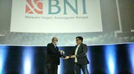 
*BNIDirect Sukses Jadi Seamless Financial Platform* -- Editor in Chief Marketeers Sigit Kurniawan dan General Manager Divisi Solusi Wholesale BNI Indra Gunawan dalam Marketeers Editor’s Choice Award 2022 di Jakarta, Rabu (12/10/2022). 

BNI memenangkan Award Seamless Financial Platform of the Year. BNI dinilai mampu menggelar kampanye marketing kreatif, membangun inovasi, melakukan customer engagement, hingga merilis produk dan layanan yang impactful yang tidak biasa dan berdampak pada bisnis perusahaan. Foto Dok BNI