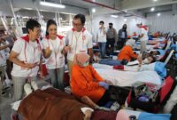 
*Kumpulkan 1.000 Kantong Darah, IKA UB Gelar Gerakan Donor Darah Ketiga* (Ki-ka) Ketua Panitia Donor Darah Dida Sarkan, Duta Donor DPR RI Krisdayanti, *Ketua Harian IKA UB Sis Apik Wijayanto,* saat berkunjung pada kegiatan Gerakan Donor Darah Ketiga kerjasama PMI, Universitas Brawijaya dan BNI di kawasan GBK, Minggu (23/10/2022).

IKA UB, mengajak masyarakat mendonorkan darahnya pada acara penggalangan stok darah bertajuk “Satu Nusa, Satu Bangsa, Satu Bahasa, Satu Darah, Indonesia”.Foto Dok BNI