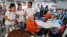 
*Kumpulkan 1.000 Kantong Darah, IKA UB Gelar Gerakan Donor Darah Ketiga* (Ki-ka) Ketua Panitia Donor Darah Dida Sarkan, Duta Donor DPR RI Krisdayanti, *Ketua Harian IKA UB Sis Apik Wijayanto,* saat berkunjung pada kegiatan Gerakan Donor Darah Ketiga kerjasama PMI, Universitas Brawijaya dan BNI di kawasan GBK, Minggu (23/10/2022).

IKA UB, mengajak masyarakat mendonorkan darahnya pada acara penggalangan stok darah bertajuk “Satu Nusa, Satu Bangsa, Satu Bahasa, Satu Darah, Indonesia”.Foto Dok BNI