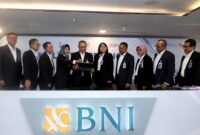
*Kinerja Solid Di Tengah Turbulensi Ekonomi, Laba BNI Tumbuh Sehat 76,8%* – (Ki-Ka) Direktur Technology & Operations BNI Toto Prasetio, Direktur Network & Services BNI Ronny Venir, Direktur Risk Management BNI David Pirzada, Wakil Direktur Utama BNI Adi Sulistyowati, Direktur Utama BNI Royke Tumilaar, Direktur Finance BNI Novita Widya Anggraini, Direktur Enterprise & Commercial Banking BNI Muhammad Iqbal, Direktur Consumer Banking BNI
Corina Leyla Karnalies, Direktur Human Capital & Compliance BNI Mucharom, Direktur Treasury BNI Putrama Wahju Setyawan dalam Press Conference Kuartal Ketiga 2022, Senin (24/10/2022).

Laba bersih BNI tumbuh 76,8% Year on Year (YoY) mencapai Rp 13,7 triliun. Pertumbuhan laba yang sehat ini tetap dapat dicapai meskipun perseroan menerapkan strategi fungsi intermediasi selektif. Foto Dok BNI
