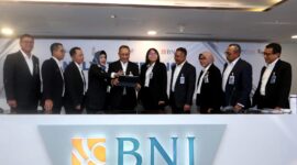 
*Kinerja Solid Di Tengah Turbulensi Ekonomi, Laba BNI Tumbuh Sehat 76,8%* – (Ki-Ka) Direktur Technology & Operations BNI Toto Prasetio, Direktur Network & Services BNI Ronny Venir, Direktur Risk Management BNI David Pirzada, Wakil Direktur Utama BNI Adi Sulistyowati, Direktur Utama BNI Royke Tumilaar, Direktur Finance BNI Novita Widya Anggraini, Direktur Enterprise & Commercial Banking BNI Muhammad Iqbal, Direktur Consumer Banking BNI
Corina Leyla Karnalies, Direktur Human Capital & Compliance BNI Mucharom, Direktur Treasury BNI Putrama Wahju Setyawan dalam Press Conference Kuartal Ketiga 2022, Senin (24/10/2022).

Laba bersih BNI tumbuh 76,8% Year on Year (YoY) mencapai Rp 13,7 triliun. Pertumbuhan laba yang sehat ini tetap dapat dicapai meskipun perseroan menerapkan strategi fungsi intermediasi selektif. Foto Dok BNI