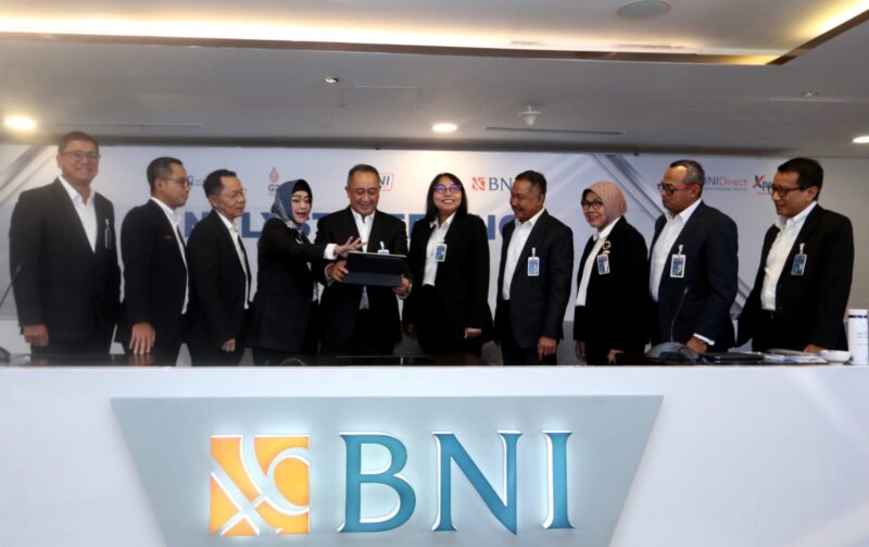
*Kinerja Solid Di Tengah Turbulensi Ekonomi, Laba BNI Tumbuh Sehat 76,8%* – (Ki-Ka) Direktur Technology & Operations BNI Toto Prasetio, Direktur Network & Services BNI Ronny Venir, Direktur Risk Management BNI David Pirzada, Wakil Direktur Utama BNI Adi Sulistyowati, Direktur Utama BNI Royke Tumilaar, Direktur Finance BNI Novita Widya Anggraini, Direktur Enterprise & Commercial Banking BNI Muhammad Iqbal, Direktur Consumer Banking BNI
Corina Leyla Karnalies, Direktur Human Capital & Compliance BNI Mucharom, Direktur Treasury BNI Putrama Wahju Setyawan dalam Press Conference Kuartal Ketiga 2022, Senin (24/10/2022).

Laba bersih BNI tumbuh 76,8% Year on Year (YoY) mencapai Rp 13,7 triliun. Pertumbuhan laba yang sehat ini tetap dapat dicapai meskipun perseroan menerapkan strategi fungsi intermediasi selektif. Foto Dok BNI