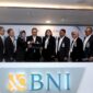 
*Kinerja Solid Di Tengah Turbulensi Ekonomi, Laba BNI Tumbuh Sehat 76,8%* – (Ki-Ka) Direktur Technology & Operations BNI Toto Prasetio, Direktur Network & Services BNI Ronny Venir, Direktur Risk Management BNI David Pirzada, Wakil Direktur Utama BNI Adi Sulistyowati, Direktur Utama BNI Royke Tumilaar, Direktur Finance BNI Novita Widya Anggraini, Direktur Enterprise & Commercial Banking BNI Muhammad Iqbal, Direktur Consumer Banking BNI
Corina Leyla Karnalies, Direktur Human Capital & Compliance BNI Mucharom, Direktur Treasury BNI Putrama Wahju Setyawan dalam Press Conference Kuartal Ketiga 2022, Senin (24/10/2022).

Laba bersih BNI tumbuh 76,8% Year on Year (YoY) mencapai Rp 13,7 triliun. Pertumbuhan laba yang sehat ini tetap dapat dicapai meskipun perseroan menerapkan strategi fungsi intermediasi selektif. Foto Dok BNI