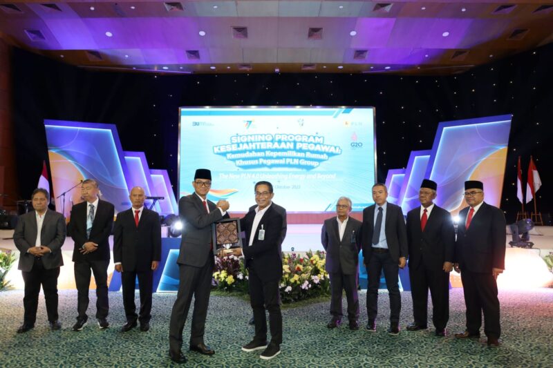 
JAKARTA -- (Ki-ka) Direktur Utama PLN Darmawan Prasodjo, dan Direktur Network and Services BNI Ronny Venir dalam Acara Penandatangan PKS Kepemilikan Rumah Khusus Pegawai PLN di Jakarta, Kamis (27/10/2022).

BNI menawarkan fasilitas kredit konsumer KPR BNI Griya yang memberi kemudahan kepemilikan rumah khusus pegawai PLN. Tidak hanya untuk pembelian properti baru maupun seken, fasilitas ditawarkan BNI lebih fleksibel sehingga dapat digunakan untuk pembangunan dan renovasi, take over, top up, refinancing maupun multiguna.  Foto Dok BNI 