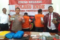 Kapolres Ende, AKBP Andre Librian yang didampingi oleh Kasat Reskrim, Iptu Yance Kadiaman saat memberikan keterangan dalam jumpa pers terkait dugaan kasus korupsi dana komite sekolah di Ende (Foto: Chen Rasi/Savanaparadise.com)