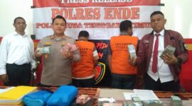 Kapolres Ende, AKBP Andre Librian yang didampingi oleh Kasat Reskrim, Iptu Yance Kadiaman saat memberikan keterangan dalam jumpa pers terkait dugaan kasus korupsi dana komite sekolah di Ende (Foto: Chen Rasi/Savanaparadise.com)