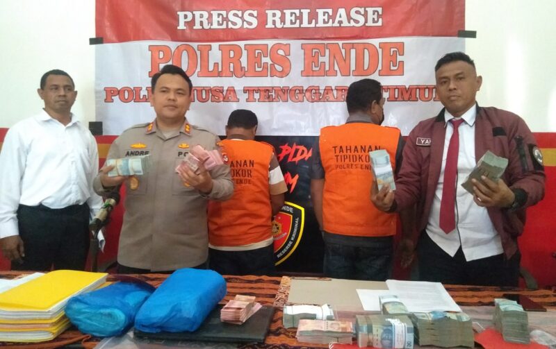 Kapolres Ende, AKBP Andre Librian yang didampingi oleh Kasat Reskrim, Iptu Yance Kadiaman saat memberikan keterangan dalam jumpa pers terkait dugaan kasus korupsi dana komite sekolah di Ende (Foto: Chen Rasi/Savanaparadise.com)