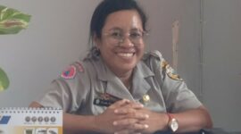 Kepala BPBD Kabupaten Ende, Maria Yasinta Sare saat memberikan keterangan pers kepada wartawan (Foto: Chen Rasi/Savanaparadise.com)