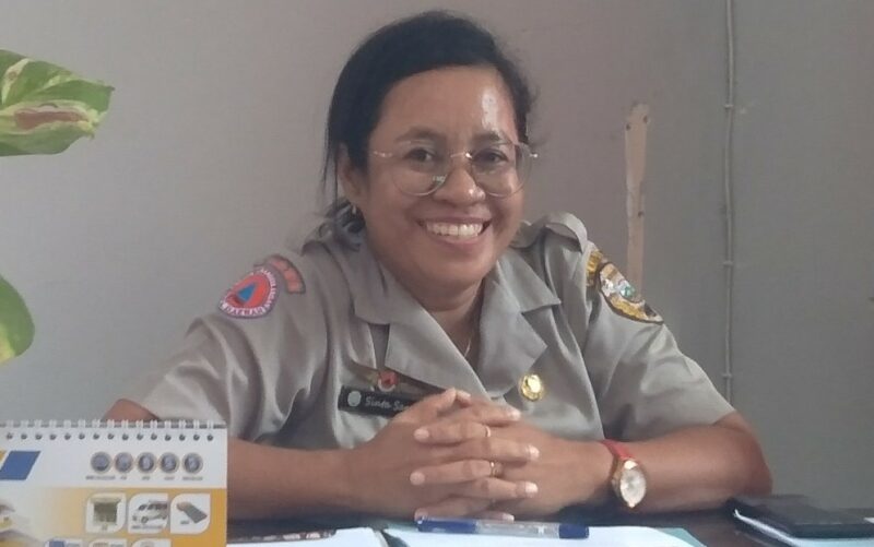 Kepala BPBD Kabupaten Ende, Maria Yasinta Sare saat memberikan keterangan pers kepada wartawan (Foto: Chen Rasi/Savanaparadise.com)