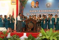 Wakil Gubernur NTT, Dr. Drs. Josef A. Nae Soi, MM sedang memukul gong tanda dimulainya kegiatan Rakor (Foto: Istimewa)