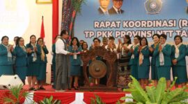 Wakil Gubernur NTT, Dr. Drs. Josef A. Nae Soi, MM sedang memukul gong tanda dimulainya kegiatan Rakor (Foto: Istimewa)