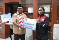 Wakil Gubernur NTT, Dr. Josef A. Nae Soi Memberikan Bonus kepada para Atlet yang berprestasi di ajang Sea Games dan Asean Para Games 2023 di Kamboja (Foto: istimewa)