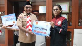 Wakil Gubernur NTT, Dr. Josef A. Nae Soi Memberikan Bonus kepada para Atlet yang berprestasi di ajang Sea Games dan Asean Para Games 2023 di Kamboja (Foto: istimewa)