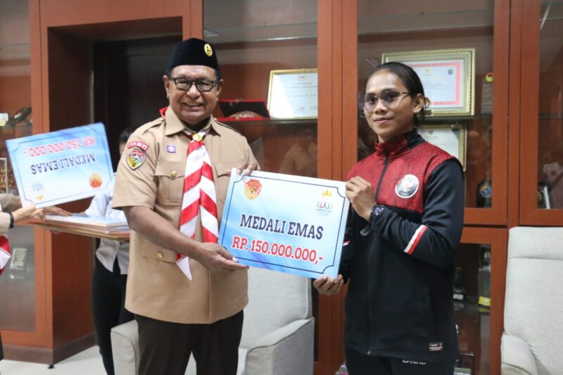 Wakil Gubernur NTT, Dr. Josef A. Nae Soi Memberikan Bonus kepada para Atlet yang berprestasi di ajang Sea Games dan Asean Para Games 2023 di Kamboja (Foto: istimewa)