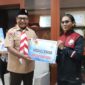 Wakil Gubernur NTT, Dr. Josef A. Nae Soi Memberikan Bonus kepada para Atlet yang berprestasi di ajang Sea Games dan Asean Para Games 2023 di Kamboja (Foto: istimewa)