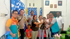 Pimpinan PLTD Cogindo saat menyerahakan bantuan PMT kepada bayi dan balita (Foto: Istimewa)