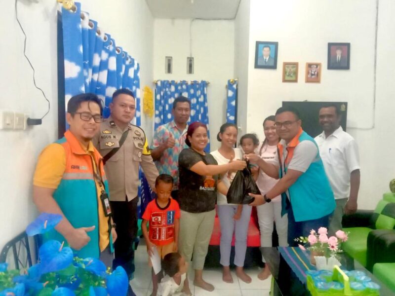 Pimpinan PLTD Cogindo saat menyerahakan bantuan PMT kepada bayi dan balita (Foto: Istimewa)