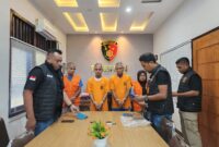 Kasat Reskrim Polres Ende, Iptu Yance Kadiaman bersama Tersangka TPPO (Foto: Humas Polres Ende)
