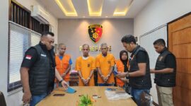 Kasat Reskrim Polres Ende, Iptu Yance Kadiaman bersama Tersangka TPPO (Foto: Humas Polres Ende)