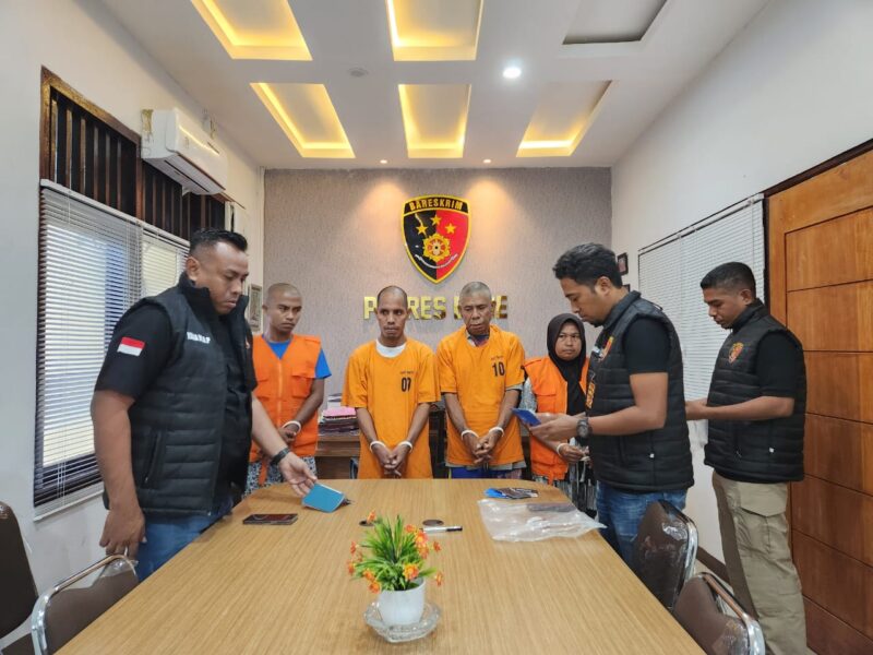 Kasat Reskrim Polres Ende, Iptu Yance Kadiaman bersama Tersangka TPPO (Foto: Humas Polres Ende)