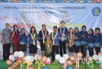 PJ. Wali Kota Kupang, George M. Hadjoh, SH, saat berpose bersama dengan para pendidik PAUD dan Tamu Undangan usai pelepasan 530 Anak PAUD (Foto: istimewa)