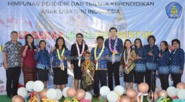 PJ. Wali Kota Kupang, George M. Hadjoh, SH, saat berpose bersama dengan para pendidik PAUD dan Tamu Undangan usai pelepasan 530 Anak PAUD (Foto: istimewa)