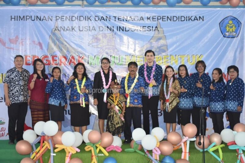 PJ. Wali Kota Kupang, George M. Hadjoh, SH, saat berpose bersama dengan para pendidik PAUD dan Tamu Undangan usai pelepasan 530 Anak PAUD (Foto: istimewa)