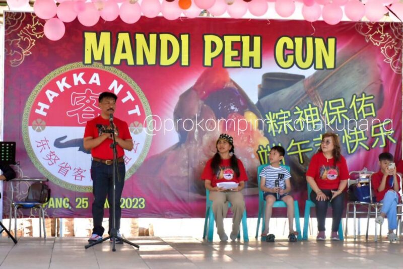 Penjabat Wali Kota Kupang, George M. Hadjoh, SH saat memberikan sambutan pada perayaan Pen Cun (Foto: Prokopim Kota Kupang)