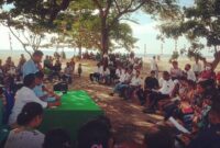 Orang Muda Katolik (OMK) dari 12 Kuasi dan Paroki sedang pertemuan internal usai perayaan ekaristi kudus penutupan bulan Maria (Foto: Chen Rasi/Savanaparadise.com)