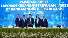 
Bank Mandiri Catat Pertumbuhan Positif di Kuartal II 2023

(Kiri-kanan) - Direktur Teknologi Informasi Bank Mandiri Timothy Utama, Direktur Manajemen Risiko Ahmad Siddik Badruddin, Direktur Utama Darmawan Junaidi, Wakil Direktur Utama Alexandra Askandar, serta Direktur Keuangan dan Strategi Sigit Prastowo sedang berbincang sebelum. Penyampaian Paparan Publik Kinerja Bank Mandiri Triwulan II 2023 di Jakarta, Senin (31/7).