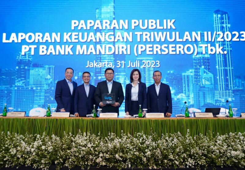 
Bank Mandiri Catat Pertumbuhan Positif di Kuartal II 2023

(Kiri-kanan) - Direktur Teknologi Informasi Bank Mandiri Timothy Utama, Direktur Manajemen Risiko Ahmad Siddik Badruddin, Direktur Utama Darmawan Junaidi, Wakil Direktur Utama Alexandra Askandar, serta Direktur Keuangan dan Strategi Sigit Prastowo sedang berbincang sebelum. Penyampaian Paparan Publik Kinerja Bank Mandiri Triwulan II 2023 di Jakarta, Senin (31/7).