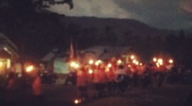 Siswa siswi dari berbagai sekolah di dataran Ndondo sedang pawai obor bersama (Foto: Chen Rasi/Savanaparadise.com)