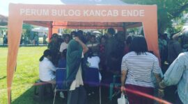 Warga Kota Ende berbondong-bondong ihadir di halaman kantor Bupati Ende untuk membeli kebutuhan pokok murah yang di gelar Disperindag Ende (Foto: Chen Rasi/Savanaparadise.com)