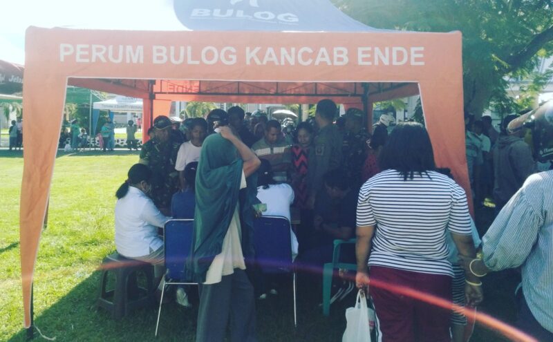 Warga Kota Ende berbondong-bondong ihadir di halaman kantor Bupati Ende untuk membeli kebutuhan pokok murah yang di gelar Disperindag Ende (Foto: Chen Rasi/Savanaparadise.com)