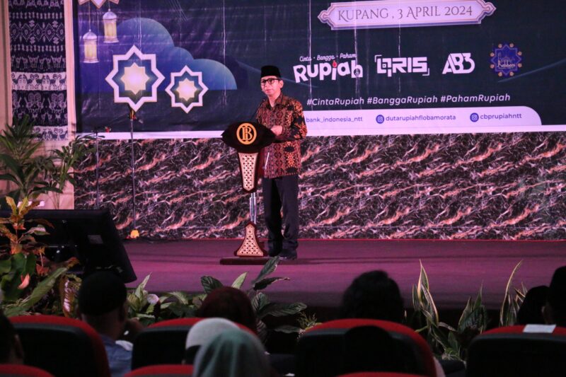 Pj. Gubernur NTT, Ayodhia G. L. Kalake, SH,  MDC sedang memberikan sambutan pada acara Penutupan Semarak Rupiah Ramadan dan Berkah Idul Fitri (Serambi) dan Pembukaan Road To Festival Ekonomi Syariah (Fesyar) 2024 yang diselenggarakan oleh Bank Indonesia Provinsi NTT bertempat di Aula El Tari Kupang (Foto: Dionisius Ceunfin) 