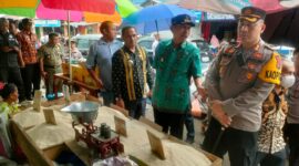 Kapolres Ende, AKBP I Gede Ngurah Joni M. SH, S. I. K, M. H saat melakukan Sidak di Pasar Mbongawani.