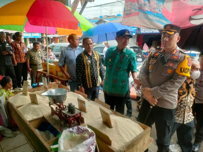 Kapolres Ende, AKBP I Gede Ngurah Joni M. SH, S. I. K, M. H saat melakukan Sidak di Pasar Mbongawani.