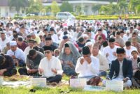 Pj. Gubernur NTT, Ayodhia Kalake bersama ribuan Umat Muslim di kota kupang sedang melaksankan Sholat Ied di Alun-alun Gubernur NTT (Foto: Dion Ceunfin) 