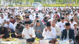Pj. Gubernur NTT, Ayodhia Kalake bersama ribuan Umat Muslim di kota kupang sedang melaksankan Sholat Ied di Alun-alun Gubernur NTT (Foto: Dion Ceunfin) 